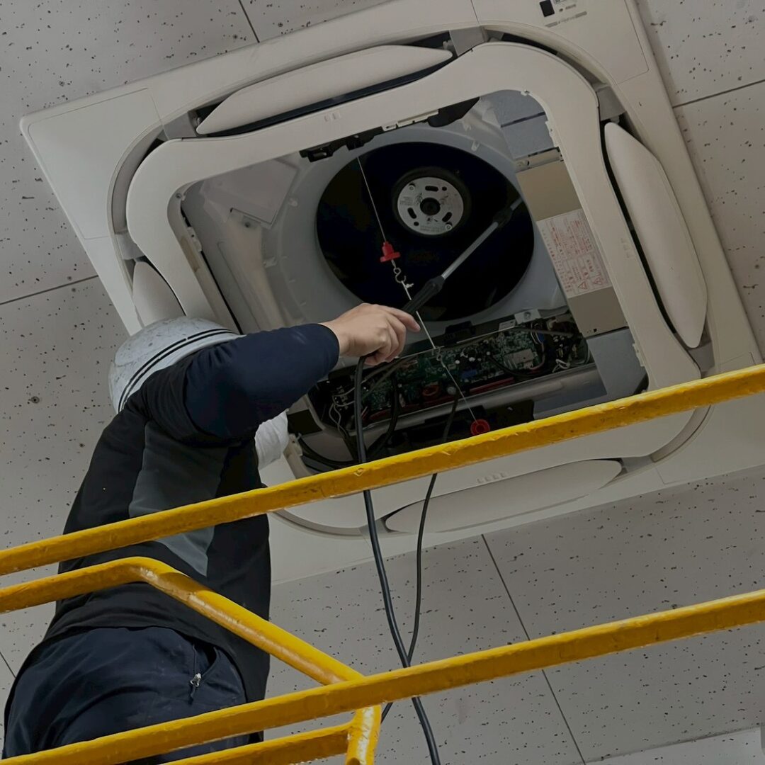 群馬県高崎市のエアコン屋「エアコニスト」。冷えない・水漏れ・異音から取付/撤去/引越し移設まで最短当日。養生・真空引き・試運転を実施。作業前に金額確定、追加条件は事前説明。LINE写真見積OK、工事保証。