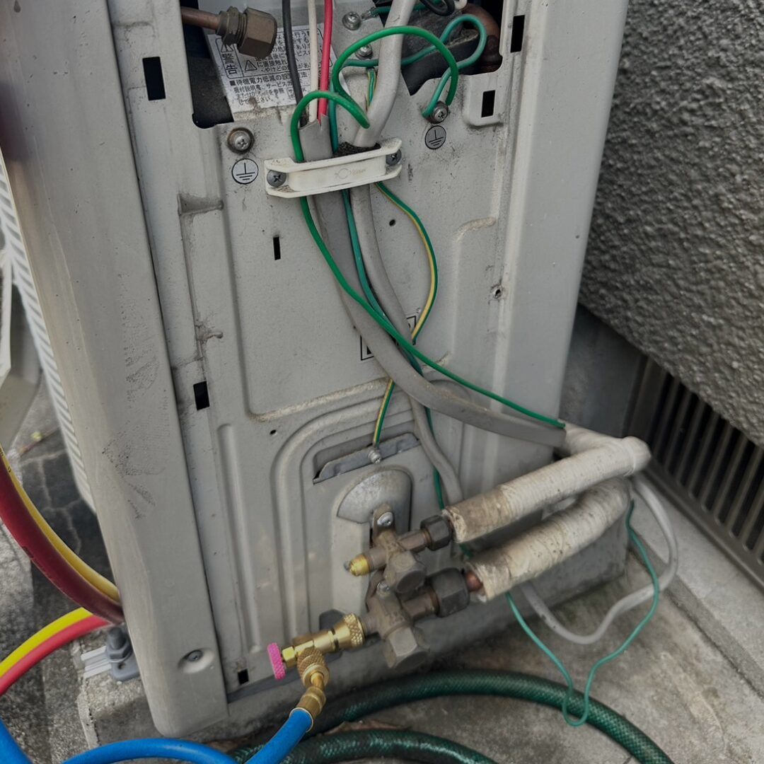 群馬県高崎市のエアコン屋「エアコニスト」。冷えない・水漏れ・異音から取付/撤去/引越し移設まで最短当日。養生・真空引き・試運転を実施。作業前に金額確定、追加条件は事前説明。LINE写真見積OK、工事保証。