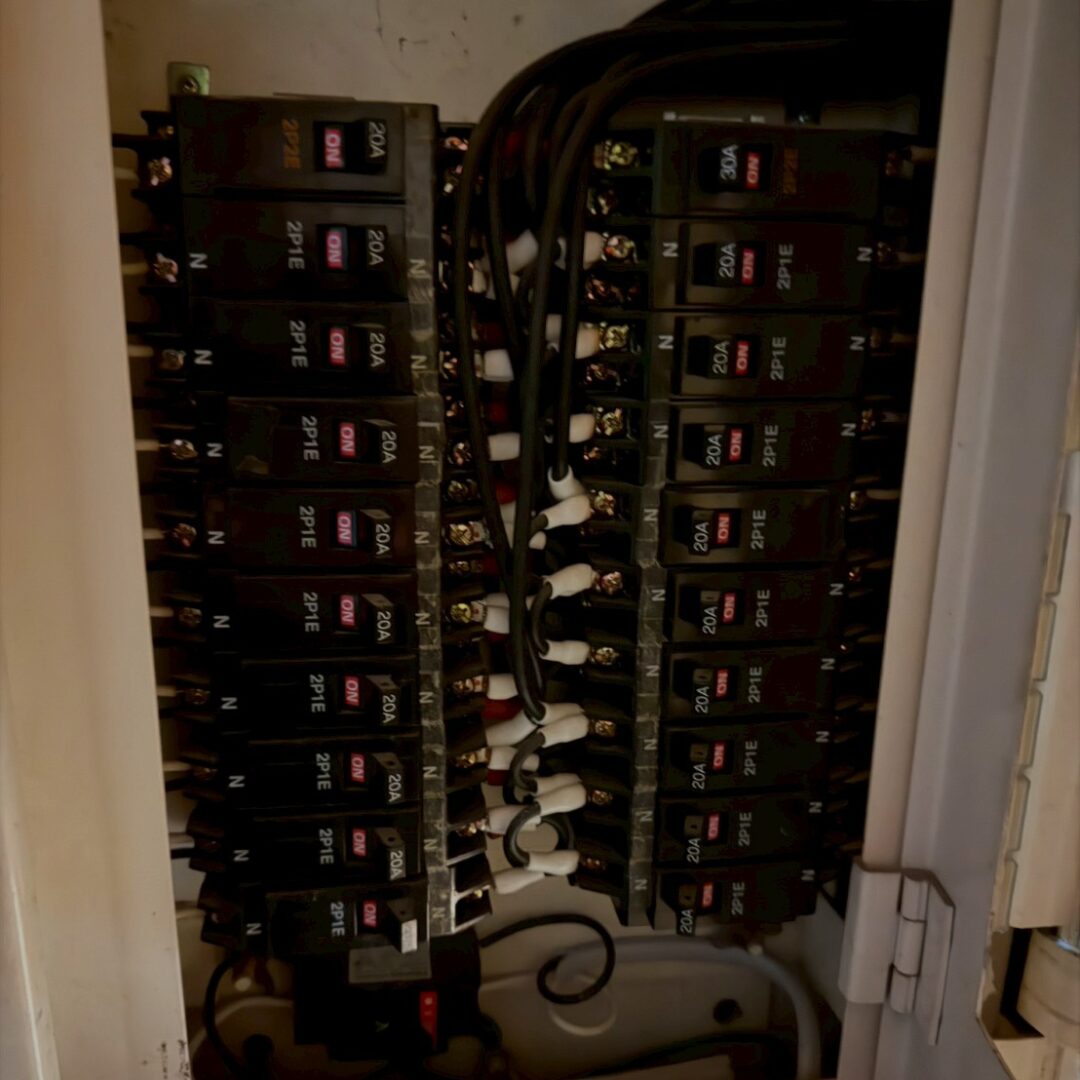 群馬県高崎市のエアコン屋「エアコニスト」。冷えない・水漏れ・異音から取付/撤去/引越し移設まで最短当日。養生・真空引き・試運転を実施。作業前に金額確定、追加条件は事前説明。LINE写真見積OK、工事保証。